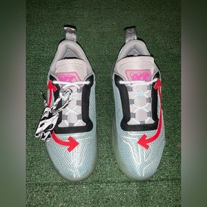 Off white light blue reptile